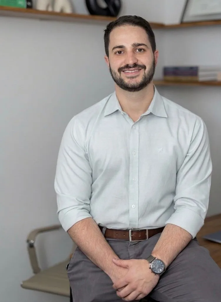 Dr. Renan Rigonato, ortopedista e cirurgião de quadril, em seu consultório na Vila Olímpia, São Paulo