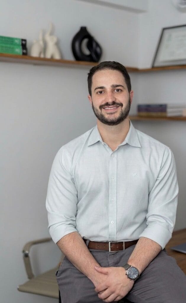 Dr. Renan Rigonato, ortopedista e cirurgião de quadril, em seu consultório na Vila Olímpia