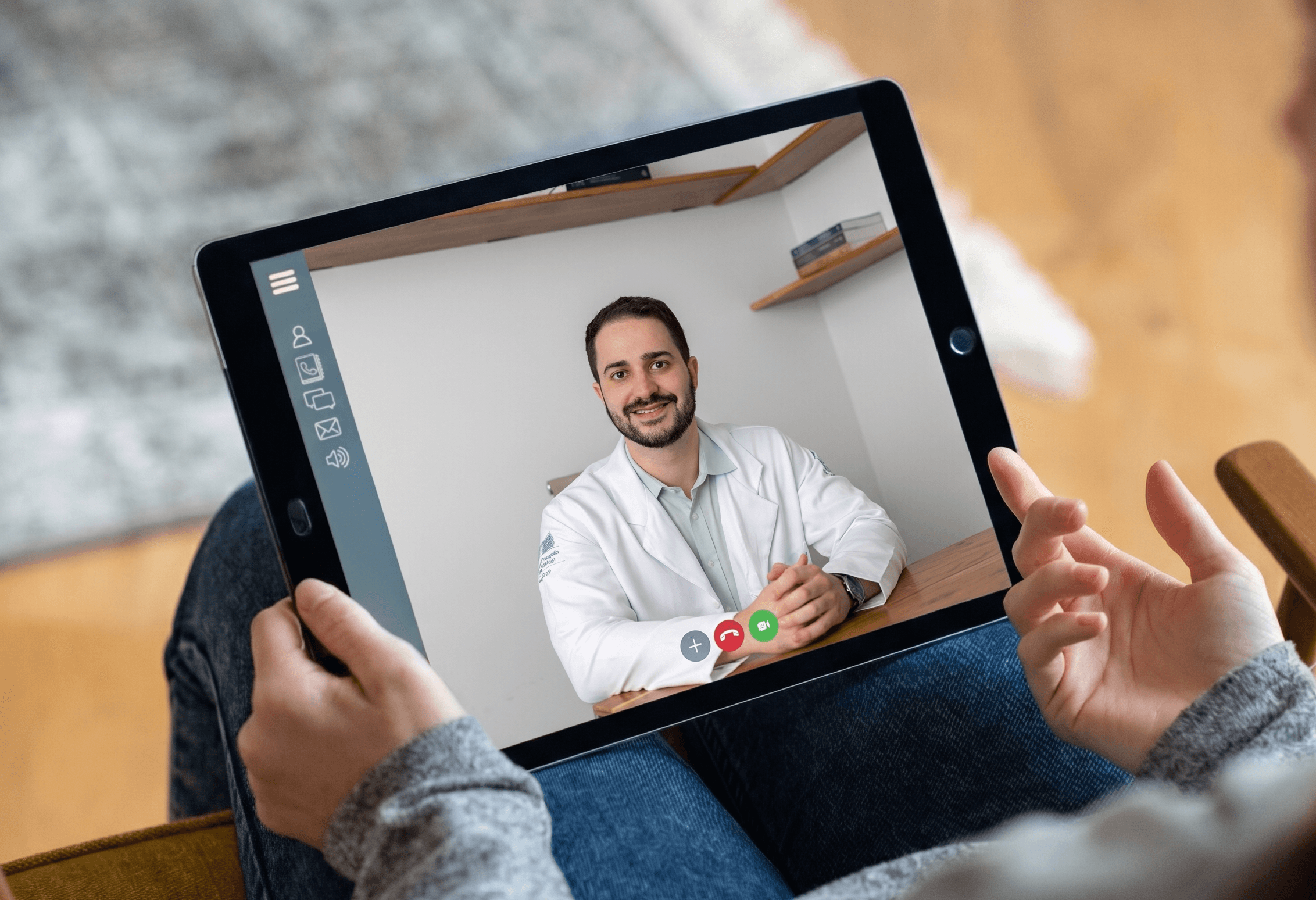 Paciente em teleconsulta por vídeo com o médico