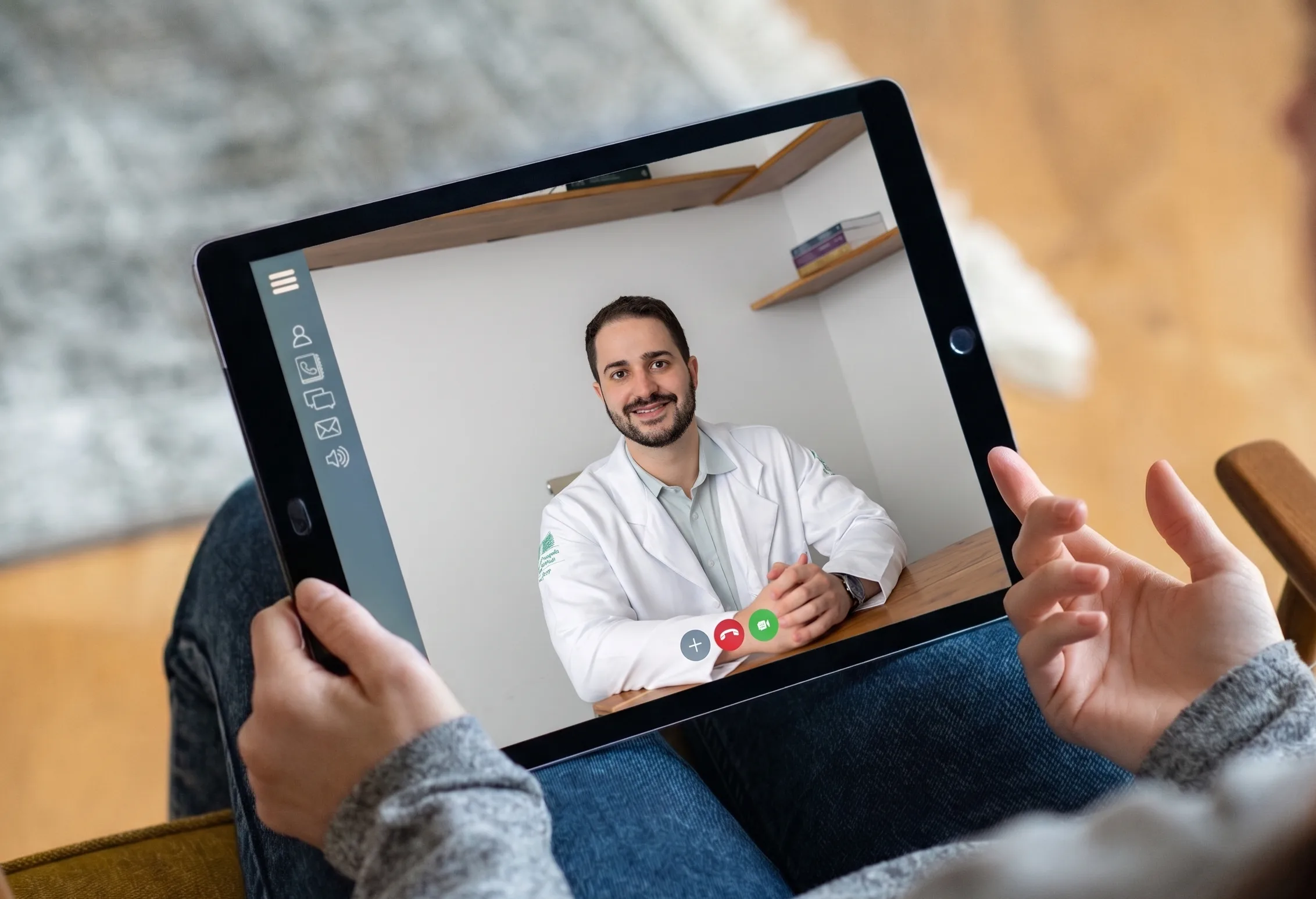 Paciente em teleconsulta por vídeo com o médico