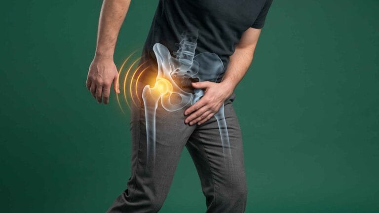 Homem em pé com dor ao caminhar apoiando a mão na virilha, com sobreposição 3D de raio-X do quadril e ondas de alerta douradas sobre fundo verde escuro.