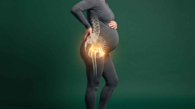 Gestante de perfil segurando a barriga e a lombar com sobreposição 3D de raio-X da pelve e fêmur iluminados por brilho dourado sobre fundo verde escuro.